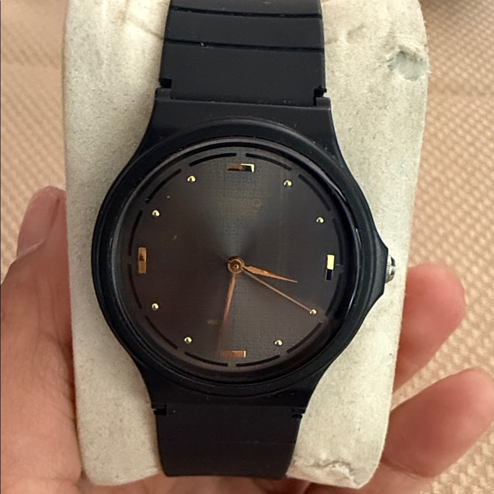 Casio quarts Black and Gold